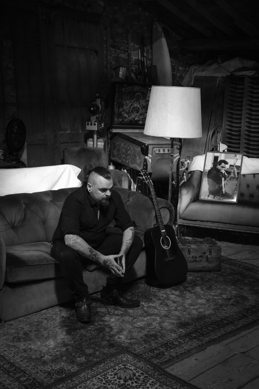 Walk The Line, assis avec une guitare acoustique dans une ambiance intime