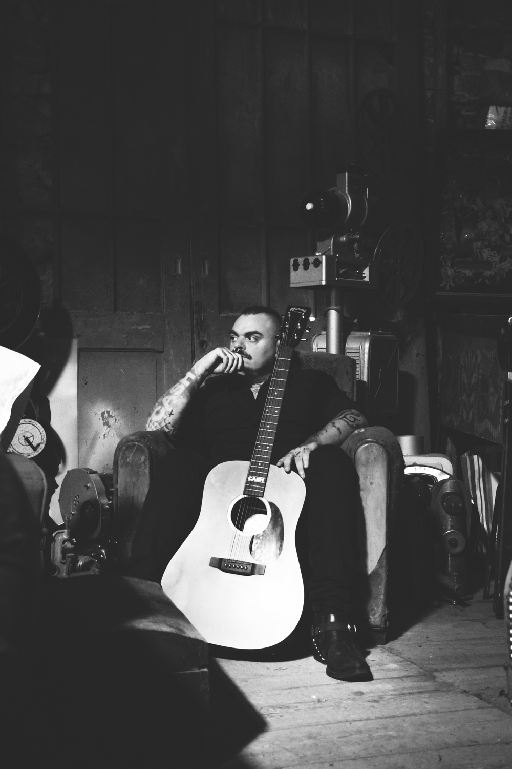 Walk The Line avec guitare acoustique, prêt à entrer en scène
