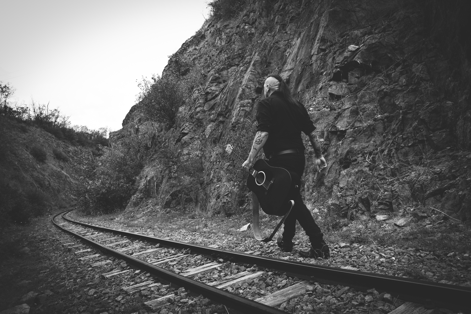 Walk The Line marchant le long d’une voie ferrée