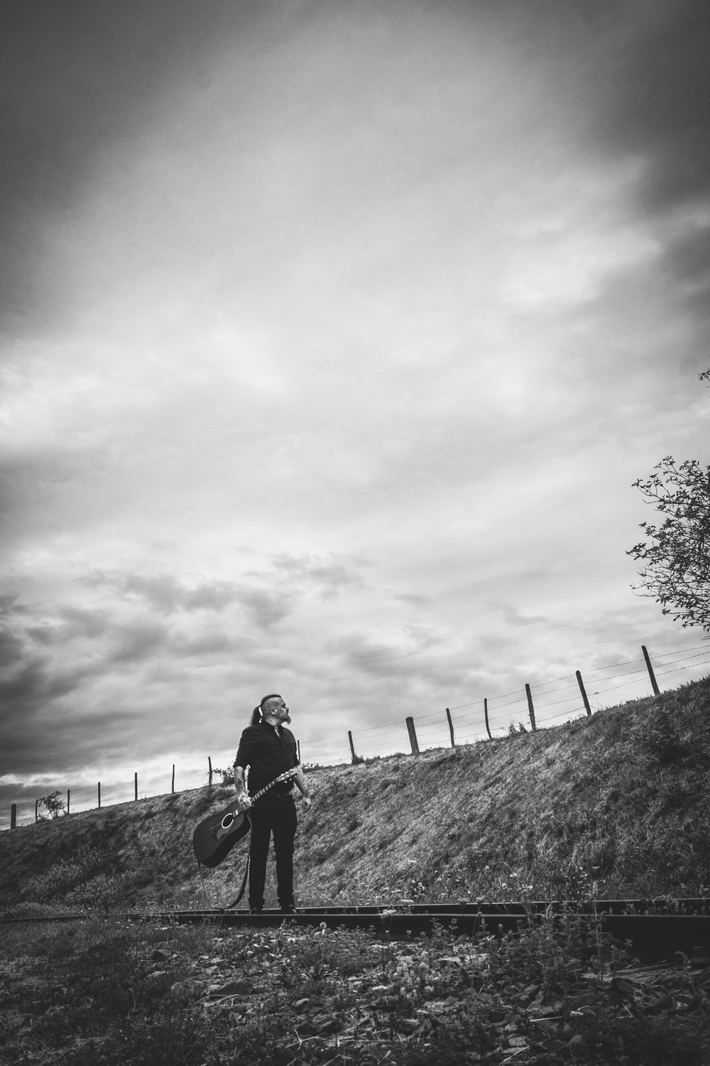 Walk The Line sur les rails, dans un paysage ouvert